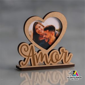 Coração com fotografia e com base "AMOR" em MDF. Tem acrílico para proteção da fotografia Tamanho 13x14cm