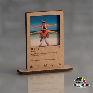 Moldura em formato Instagram com personalização, em MDF. Tem acrílico para proteção da fotografia. Texto personalizado Tamanho 10x15cm