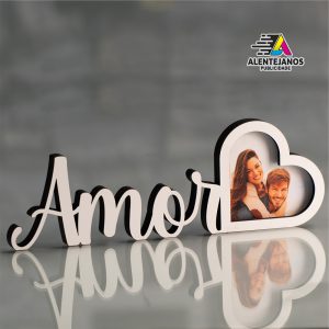Placa com a palavra Amor com foto em forma de coração, em MDF. Tem acrílico para proteção da fotografia Tamanho 35cm