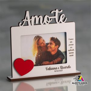 Moldura Amo-te com gravação a laser, em MDF. Tem acrílico para proteção da fotografia . Tamanho da foto 10x15cm Nomes personalizados