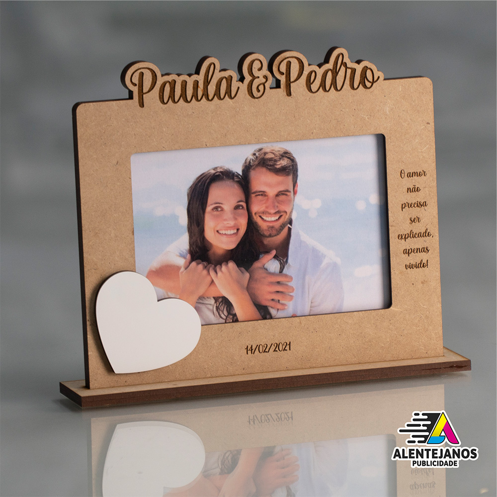 Moldura com os nomes recortados com gravação a laser, em MDF.Tem acrílico para proteção da fotografia.Tamanho da foto 10x15cm Nomes personalizados