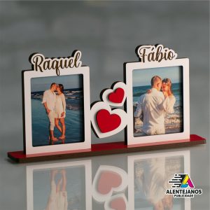 Moldura em MDF para duas fotografias com os nomes com proteção em acrílico. Tamanho de cada foto: 10x8cm Nomes personalizados