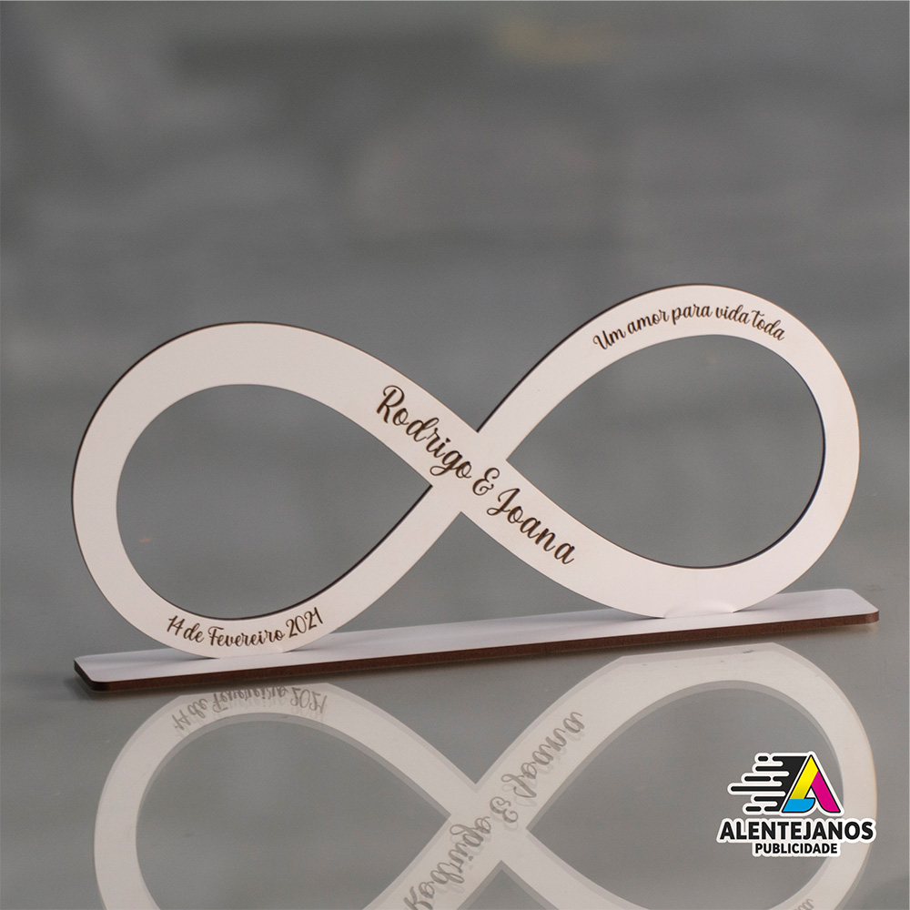 Placa em formato infinito com gravação a laser, em MDF . Nome personalizado