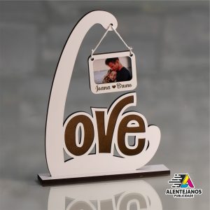 Suporte em formato "Love" com fotografia, em MDF tem acrilíco para proteção da fotografia. Tamanho 27x20cm